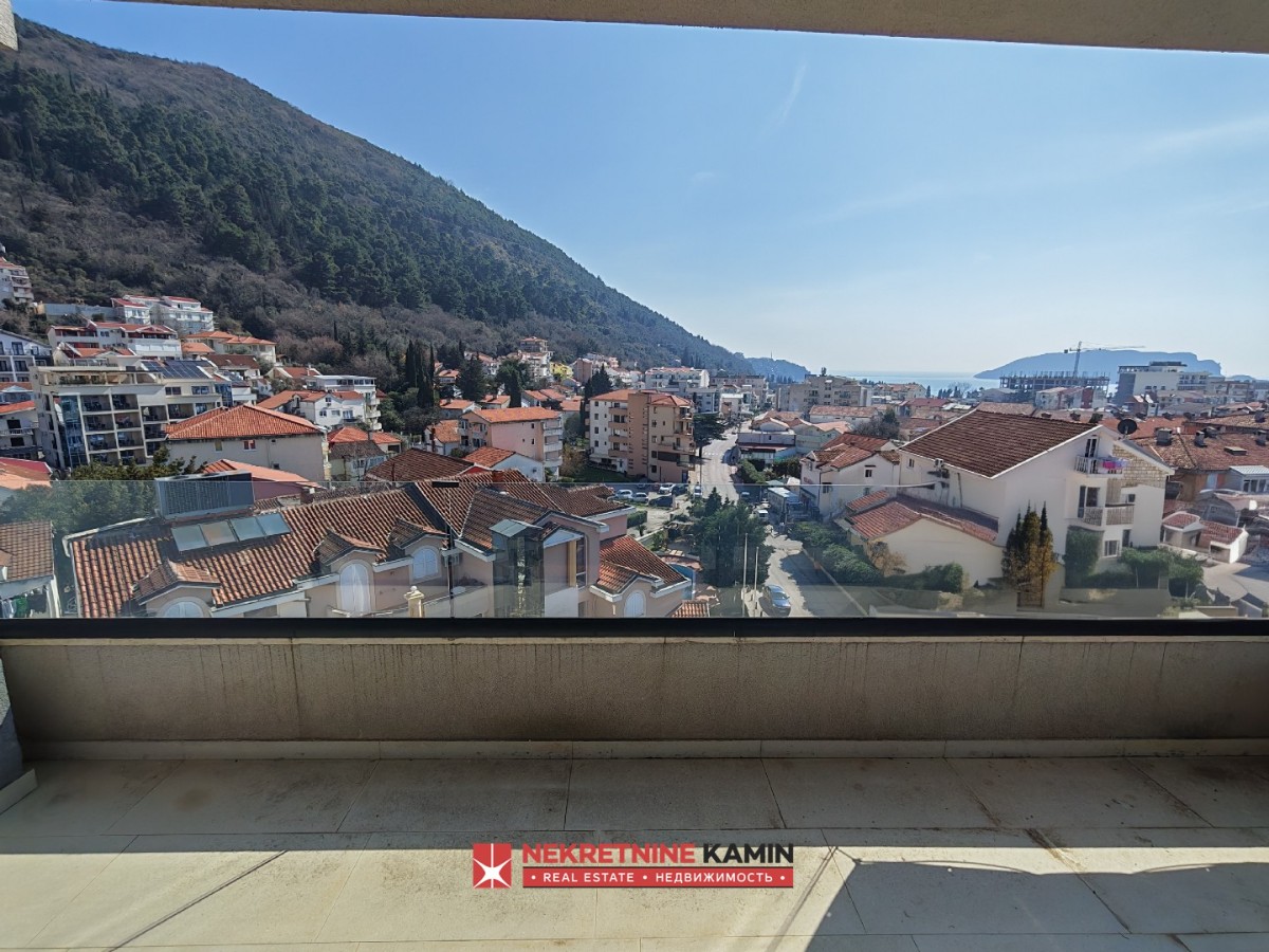 Three-Bedroom Apartment with Sea View, 2 Bathrooms, 3 Terraces and Double Parking, Budva